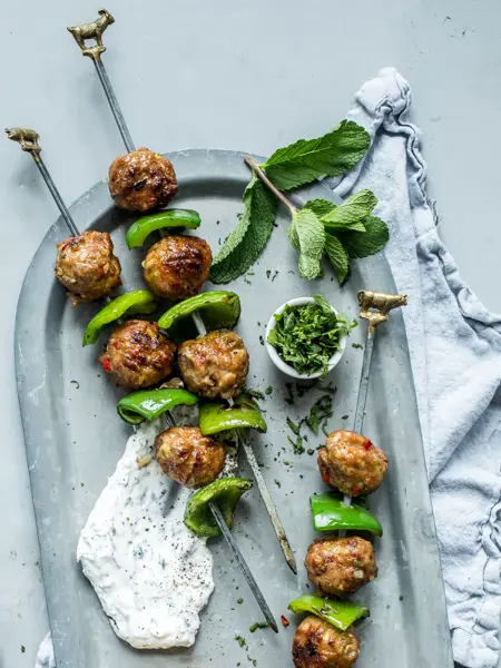 Grillspyd med kjøttboller og grønn paprika på et sølvfat