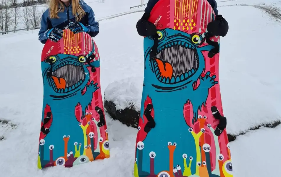 to barn leker med snøbrett