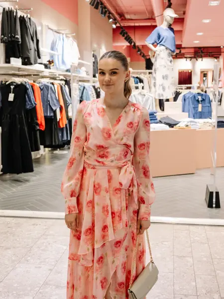 Dame med sommerkjole