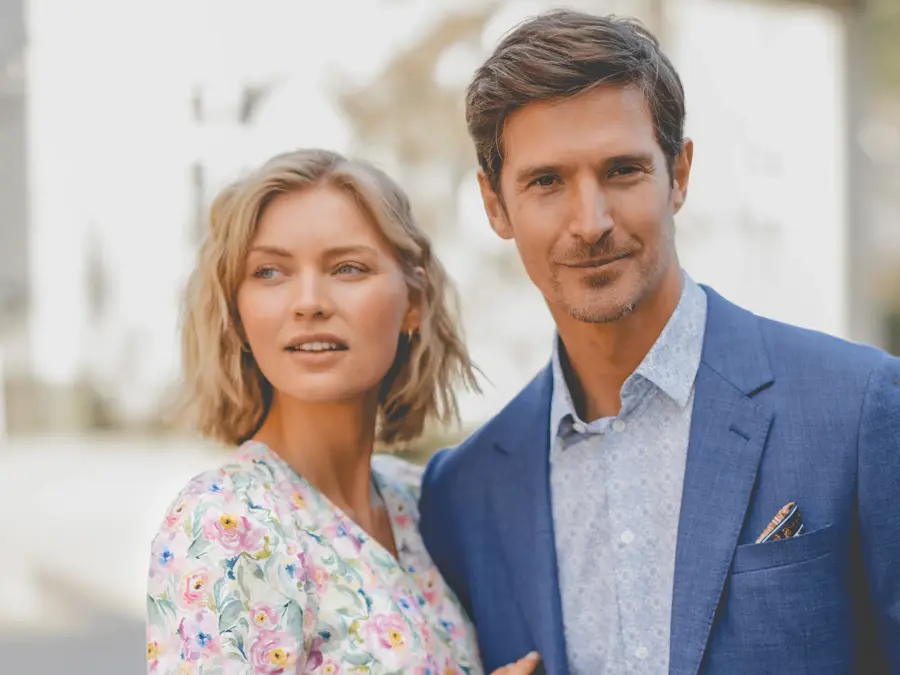 Mann og dame i kledd kjole og dress