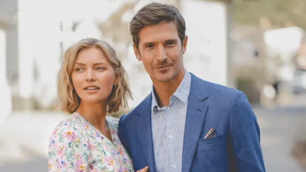 Mann og dame i kledd kjole og dress