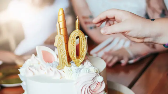 Kake som skal forestille en enhjørning med lys som viser tallet ti