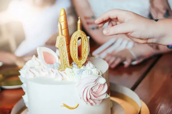 Kake som skal forestille en enhjørning med lys som viser tallet ti