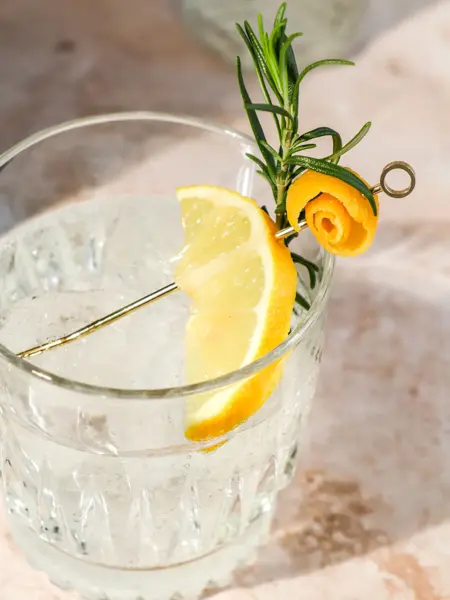 lemonade med sitronskive og rosmarin