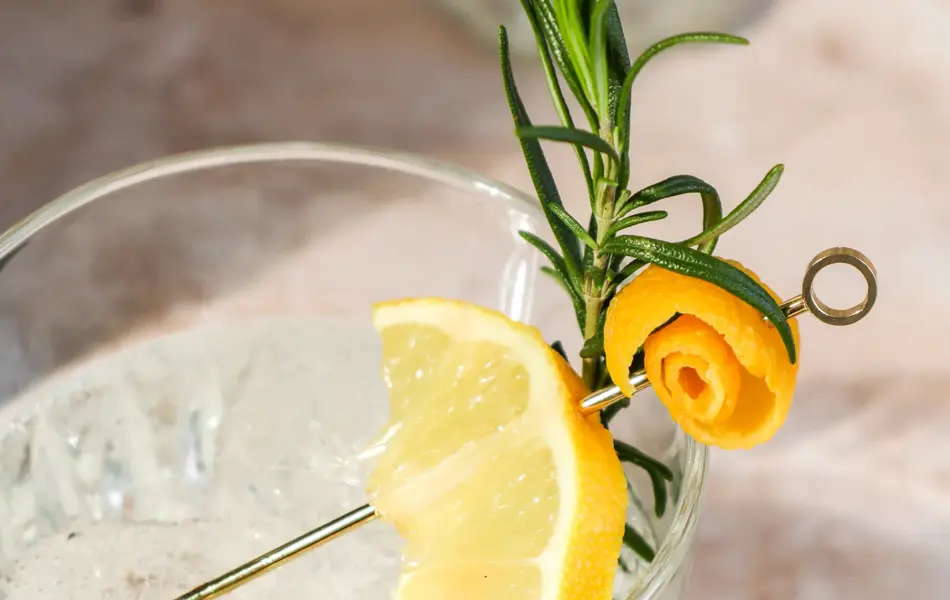 lemonade med sitronskive og rosmarin