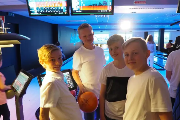 Barn som bowler hos Lucky Bowl
