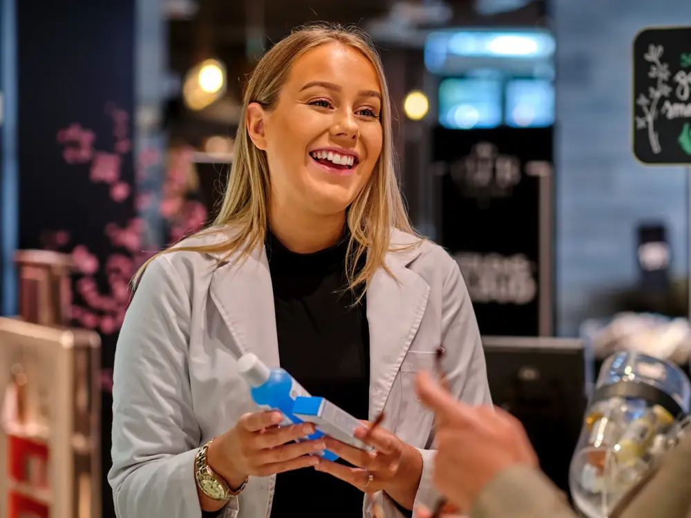 Kunde får hjelp av betjening 