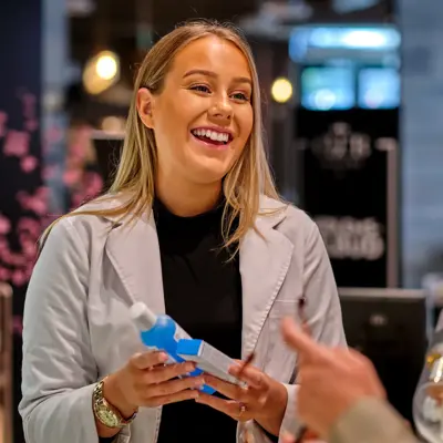 Kunde får hjelp av betjening 