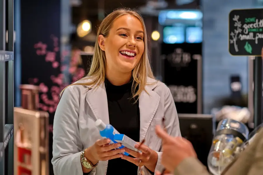 Kunde får hjelp av betjening 