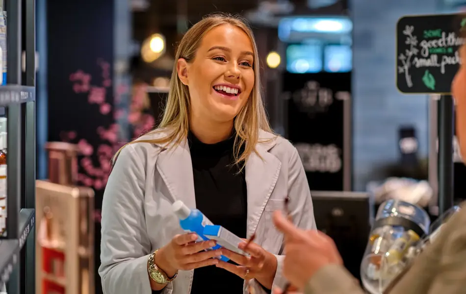 Kunde får hjelp av betjening 