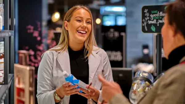 Kunde får hjelp av betjening 