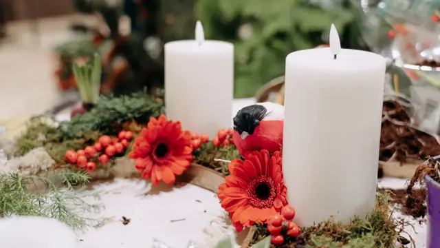 batteridrevent lys, med pynteblomster og bær