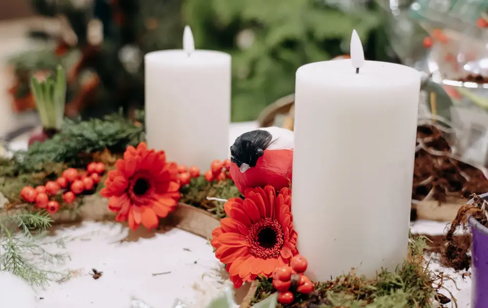 batteridrevent lys, med pynteblomster og bær