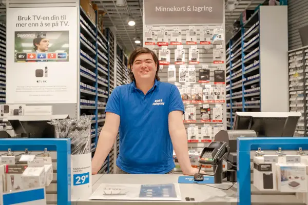 Mann som smiler til kameraet