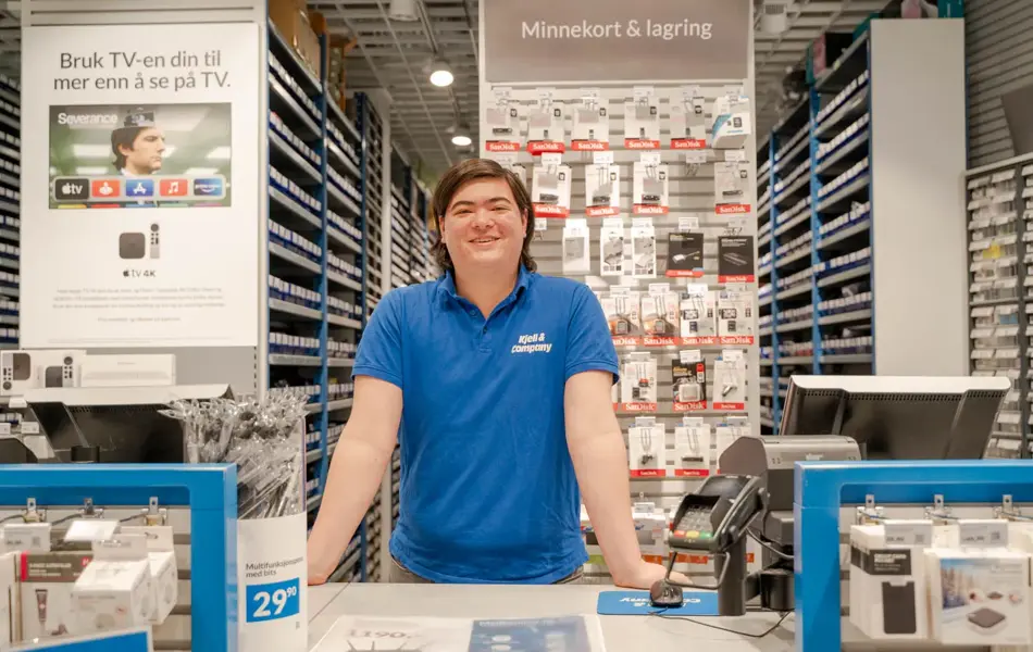 Mann som smiler til kameraet