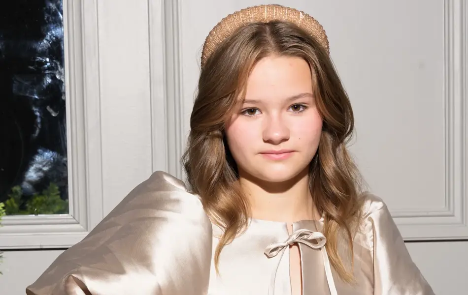 Topp fra Gina Tricot og hårbøyle fra Eurosko. 