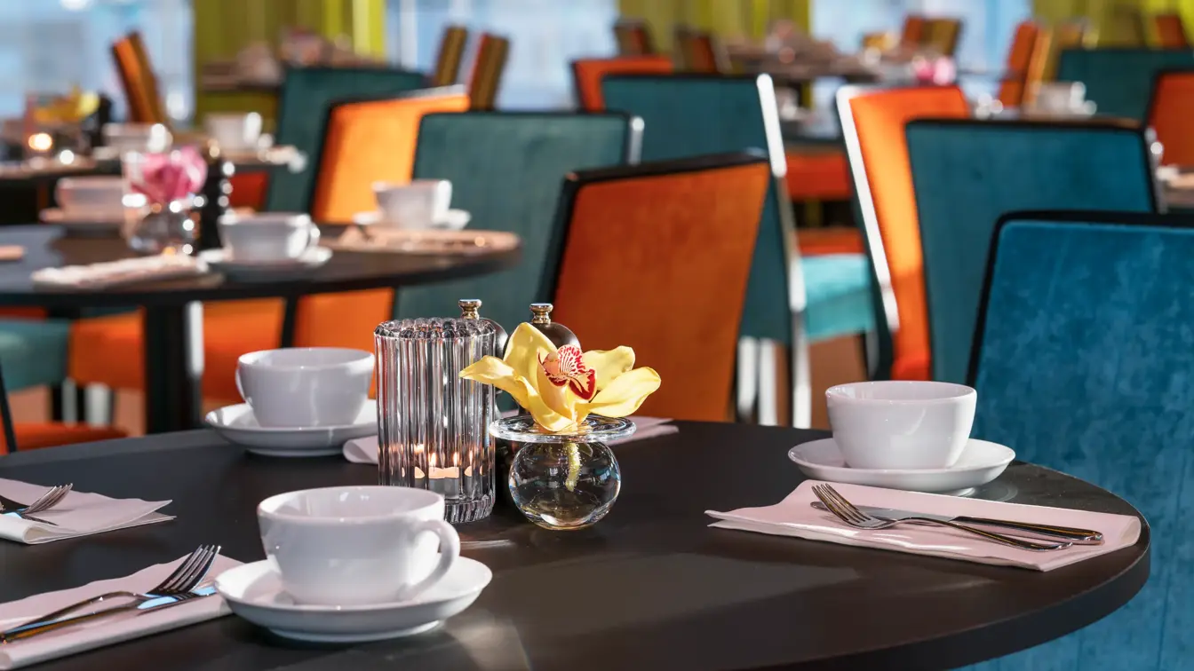 Frokostsal med fargerike stoler på Thon Hotel Arendal i Arendal sentrum