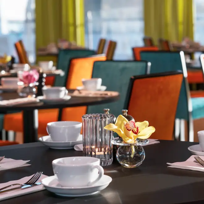 Frokostsal med fargerike stoler på Thon Hotel Arendal i Arendal sentrum