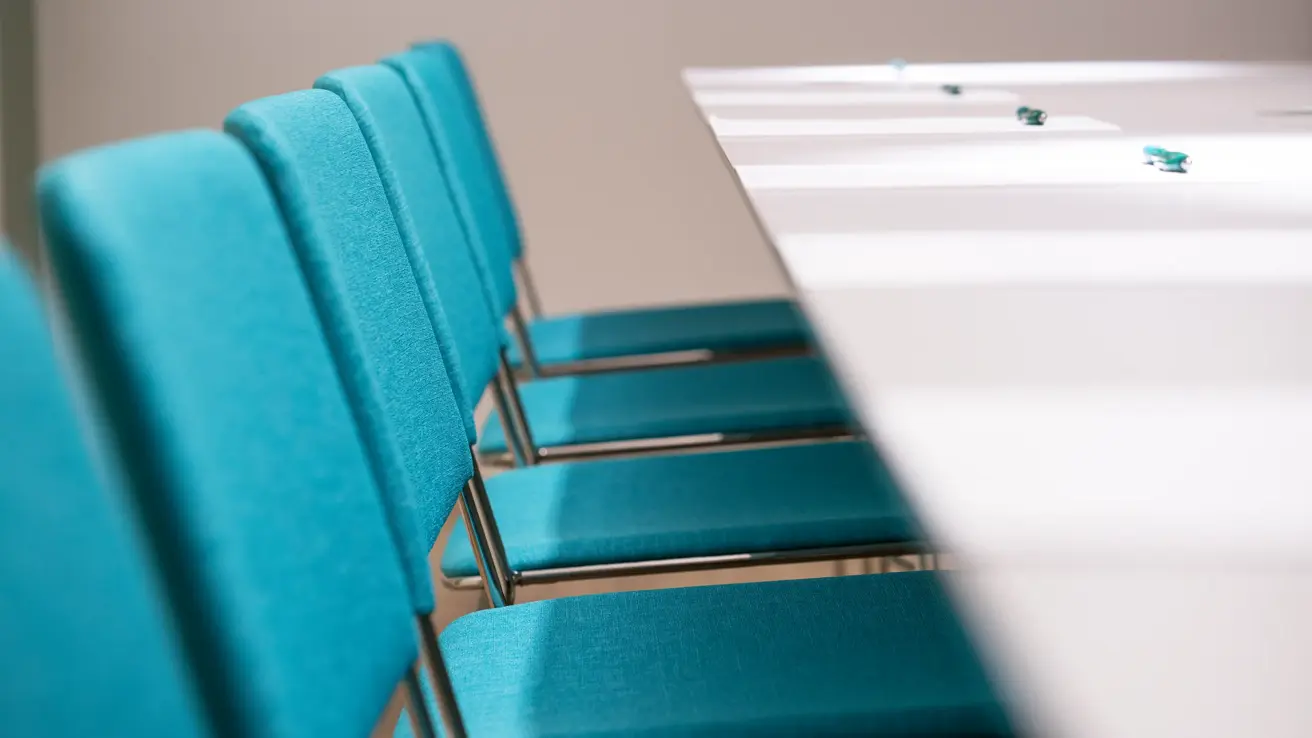 Detalj av blå stoler og bord på møterom på Hotel Bristol i Oslo sentrum