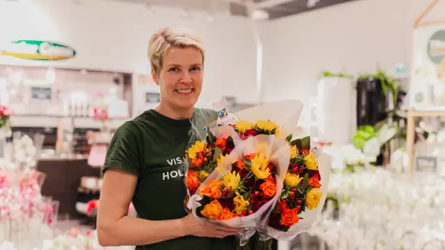 Dame holder blomster