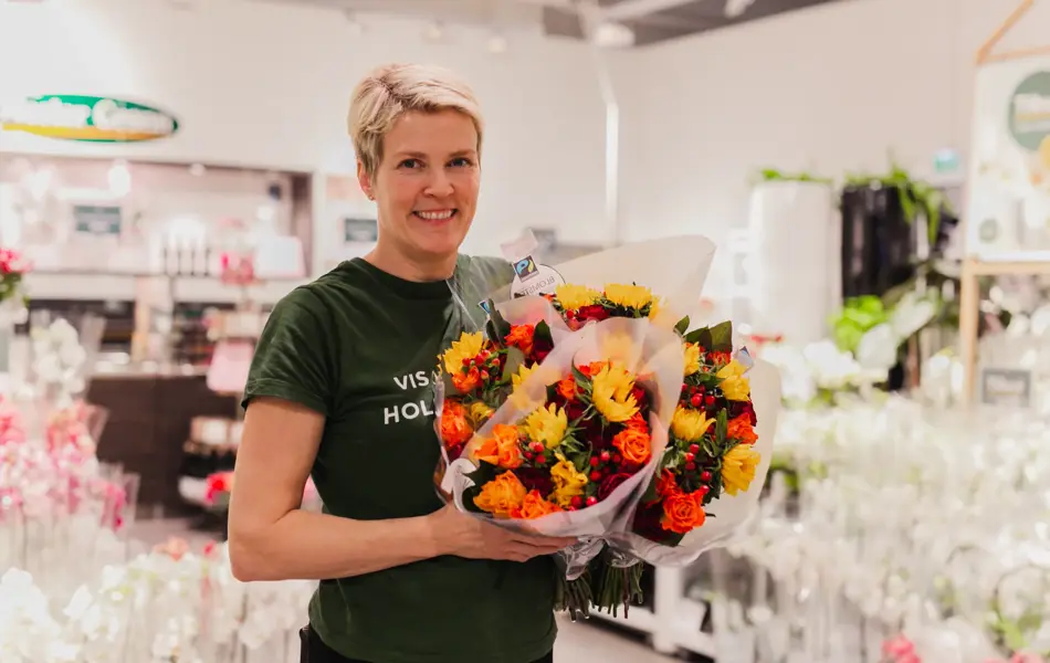 Dame holder blomster