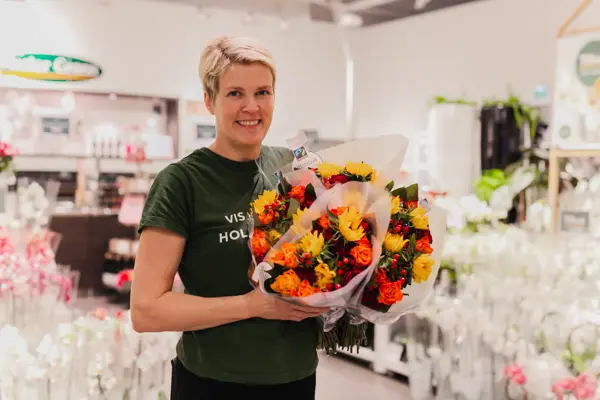 Dame holder blomster