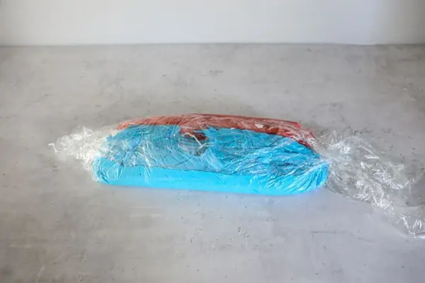 Tre rader marens i rød, hvit og blå samlet sammen i plastfolie