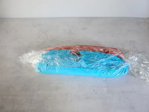 Tre rader marens i rød, hvit og blå samlet sammen i plastfolie