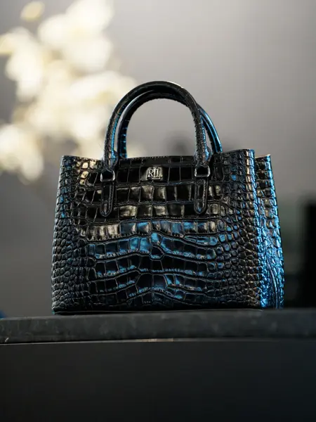 Sort liten skinnveske.