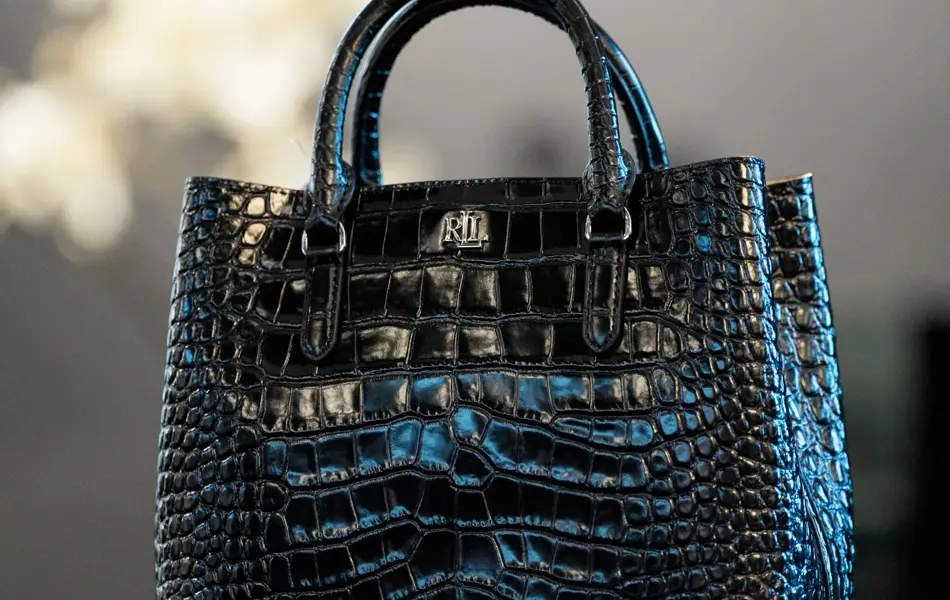 Sort liten skinnveske.