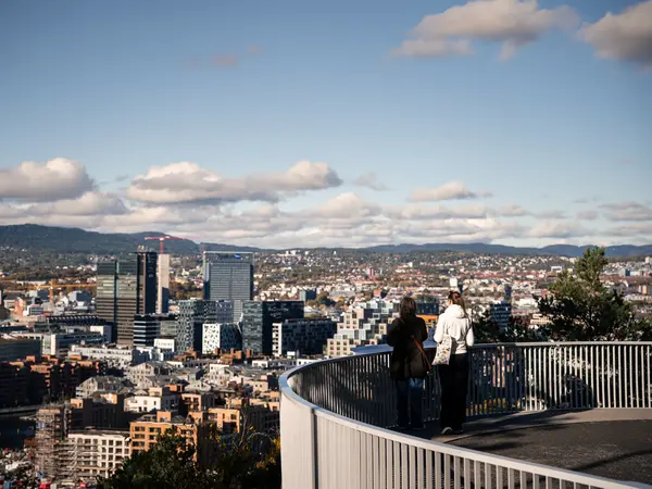 Utsikt over Oslo fra Ekeberg i dagslys under blå himmel.