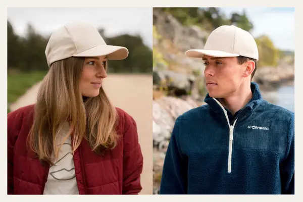 Jente og gutt med beige caps.