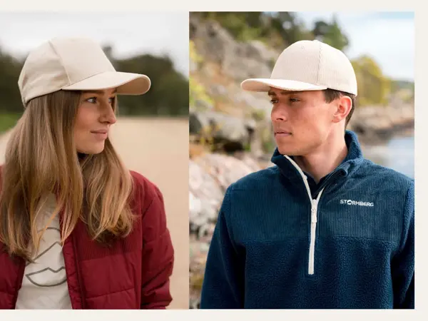 Jente og gutt med beige caps.