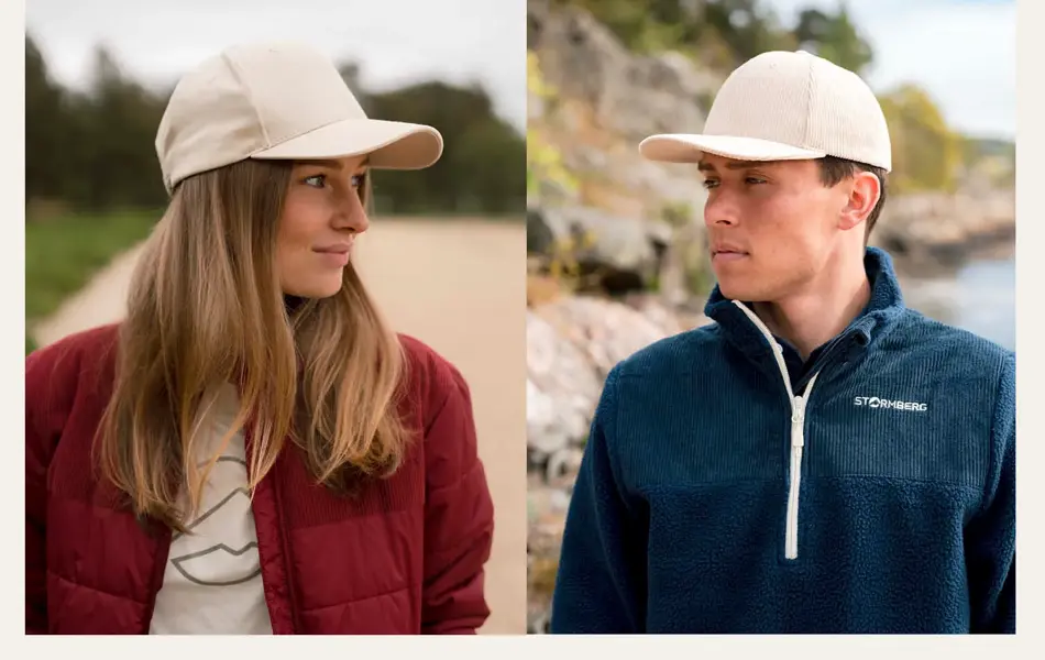 Jente og gutt med beige caps.