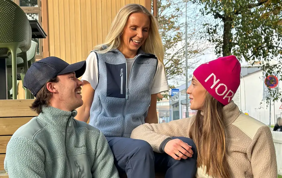 Tre personer som sitter og snakker og ler