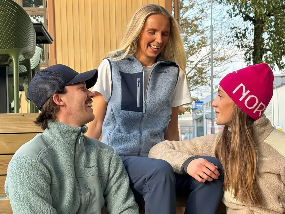 Tre personer som sitter og snakker og ler