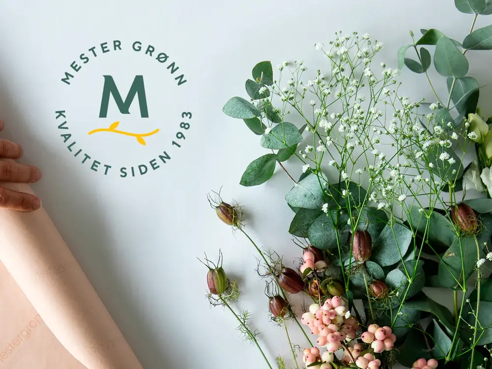 Innpakkingspapir ved siden av blomster 