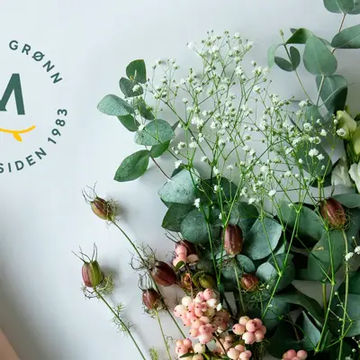 Innpakkingspapir ved siden av blomster 