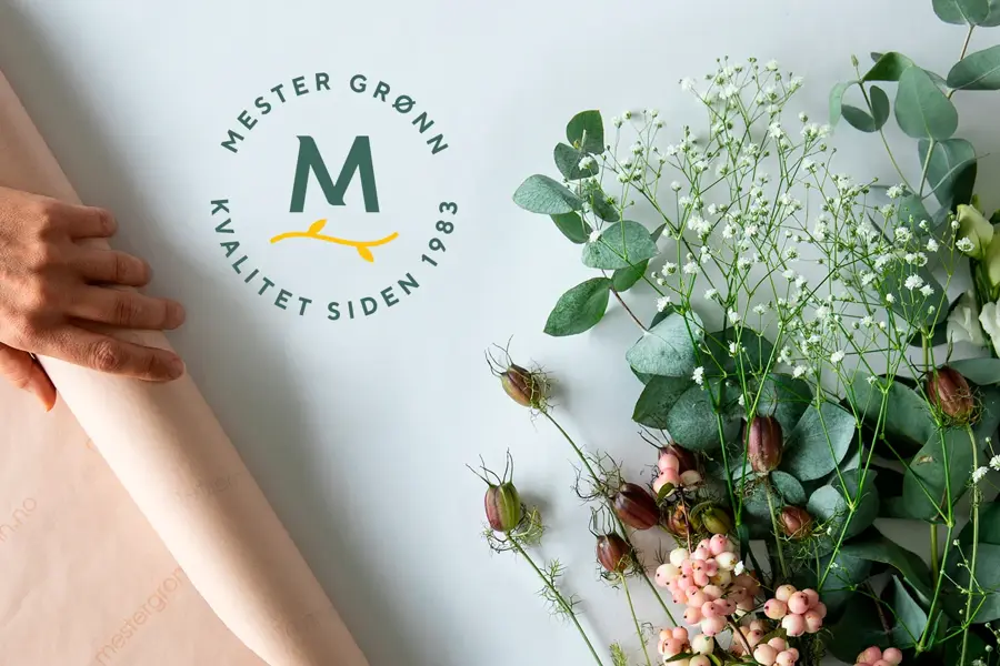 Innpakkingspapir ved siden av blomster 