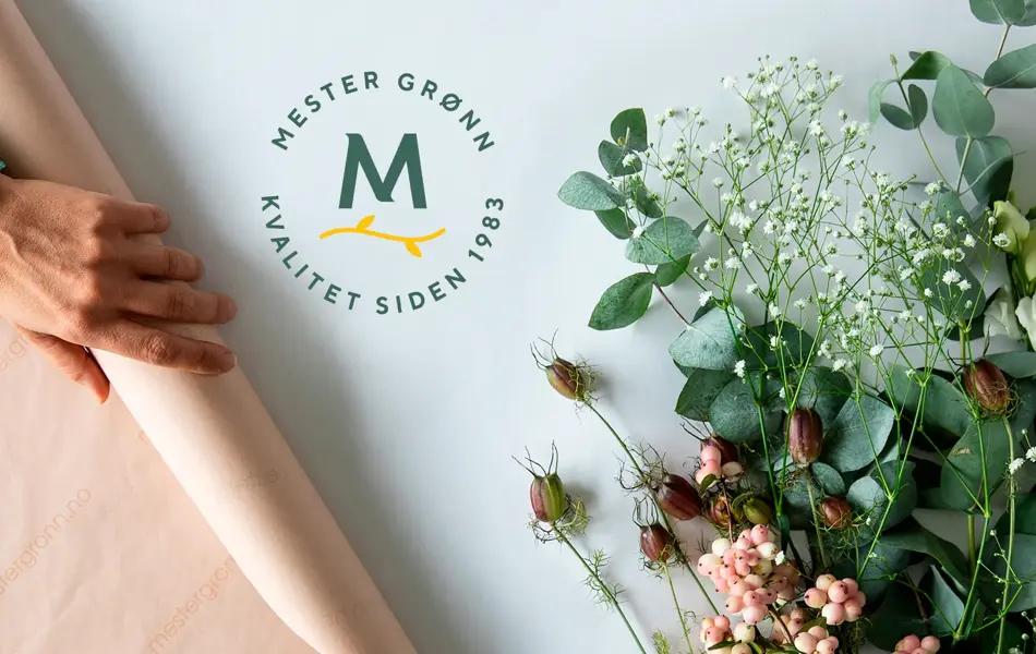 Innpakkingspapir ved siden av blomster 