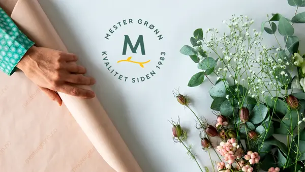 Innpakkingspapir ved siden av blomster 