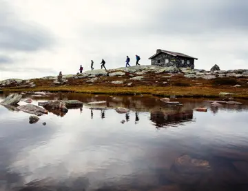 Flere mennesker som er på topptur og vandrer i fjellet på Skeikampen. Foto.