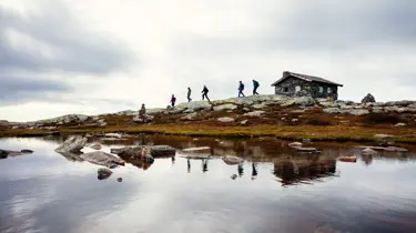 Flere mennesker som er på topptur og vandrer i fjellet på Skeikampen. Foto.