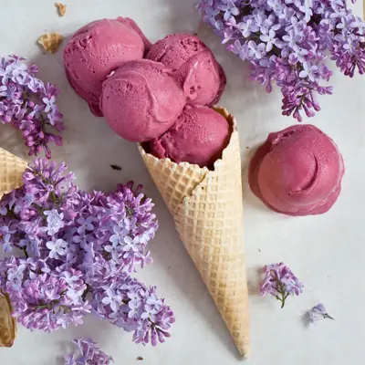 Rosa iskuler som ligger på en kjeks