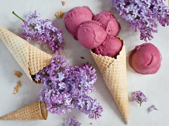 Rosa iskuler som ligger på en kjeks