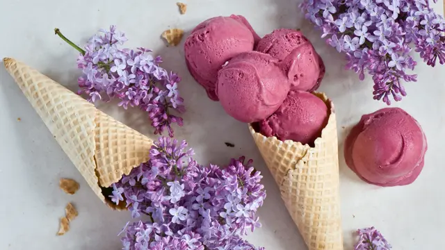 Rosa iskuler som ligger på en kjeks