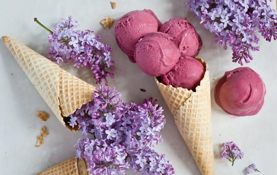 Rosa iskuler som ligger på en kjeks