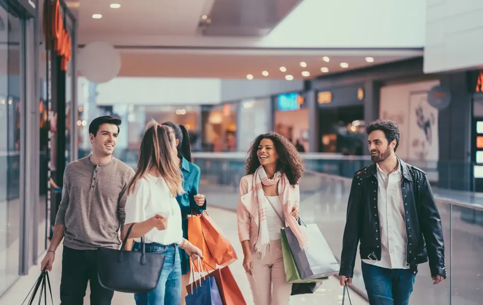Unge folk på shopping i kjøpesenter