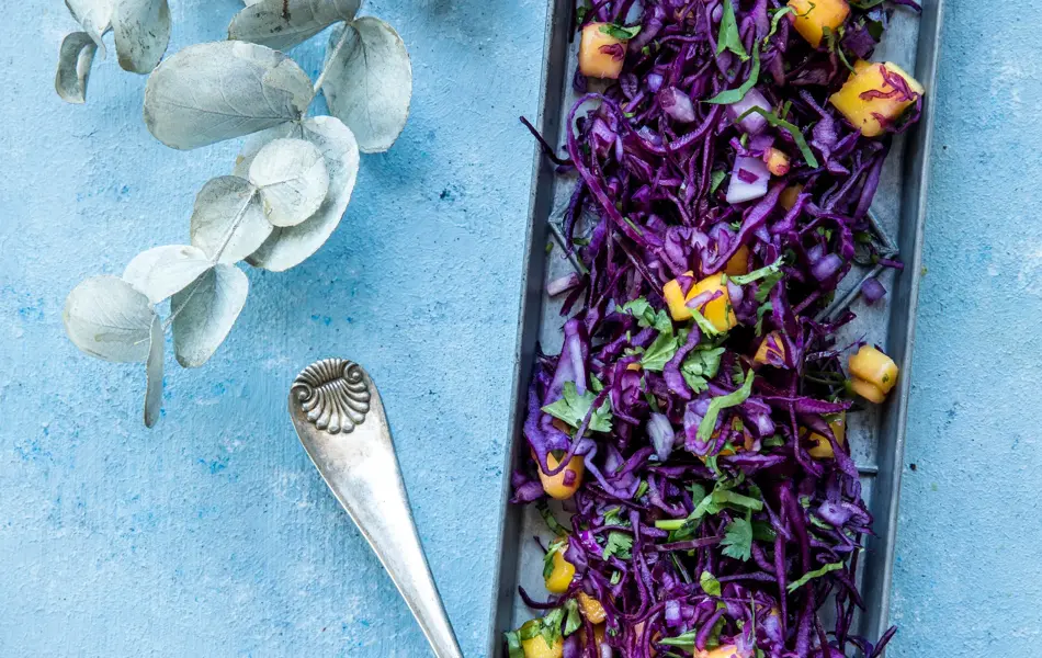 Avlangt fat med rødkålsalat