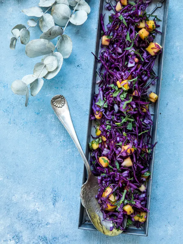 Avlangt fat med rødkålsalat